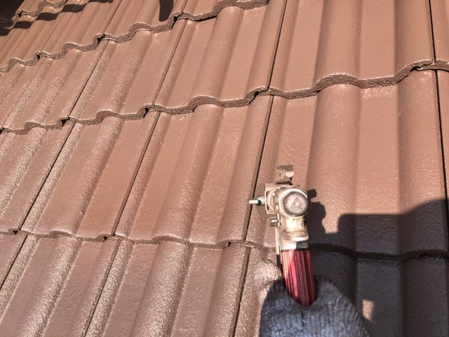 屋根塗装 中塗りを行います。