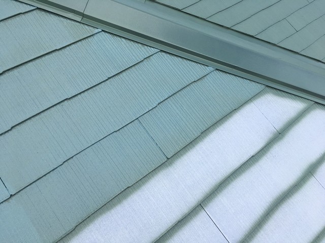 屋根 棟板金塗装・屋根塗装 棟晩期の下塗り・屋根の中塗り を行います。