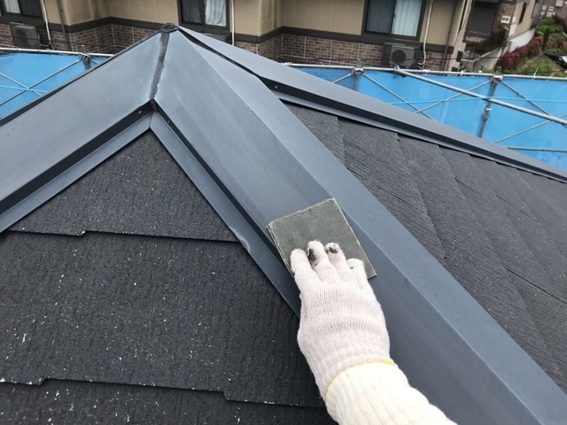 屋根 屋根・棟板金塗装 棟板金のｹﾚﾝを行います。