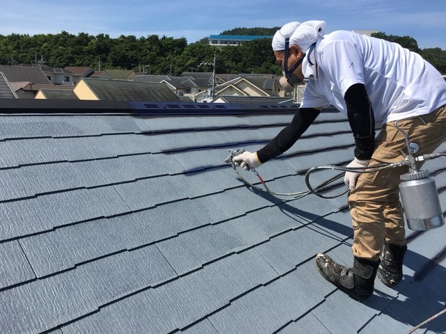 屋根 棟板金塗装・屋根塗装 下塗り後、ﾀｽﾍﾟｰｻｰを入れると ｶﾗｰﾍﾞｽﾄが割れてしまう為 ﾁﾘ部分を吹き付けます。