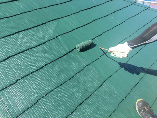 屋根　上塗りを行います