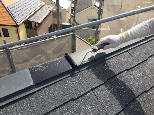 屋根 屋根板金塗装 ｻﾋﾞ止め材を塗装します。