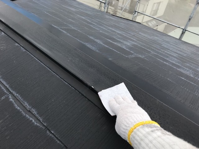 屋根 棟板金塗装・屋根塗装 棟板金のｹﾚﾝを行います。