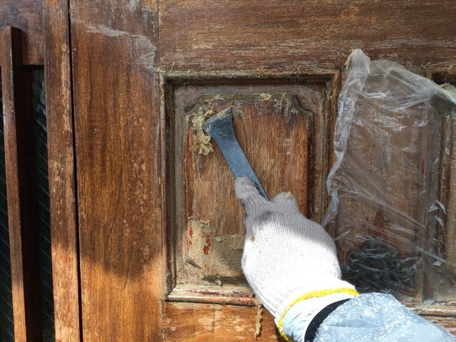 玄関扉塗装 旧塗膜を除去します。