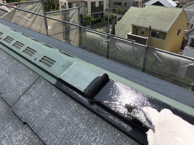 屋根 棟板金塗装・屋根塗装 棟板金のｻﾋﾞ止め塗装を 行います。