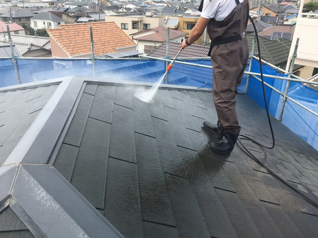 屋根 高圧洗浄で綺麗に 汚れ、埃を落とします