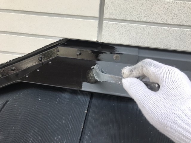 屋根 屋根板金塗装 ｹﾚﾝ後、ｻﾋﾞ止め材を 塗装します。