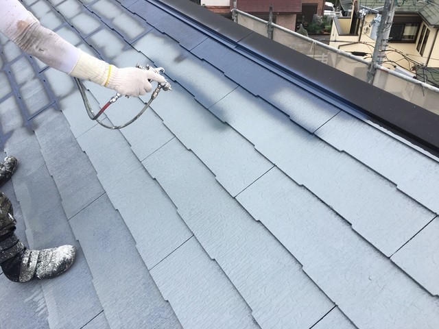 屋根 屋根塗装 下塗り後、ﾀｽﾍﾟｰｻｰを入れると ｶﾗｰﾍﾞｽﾄが割れてしまうことが ある為、ﾁﾘ部分を吹き付けます。