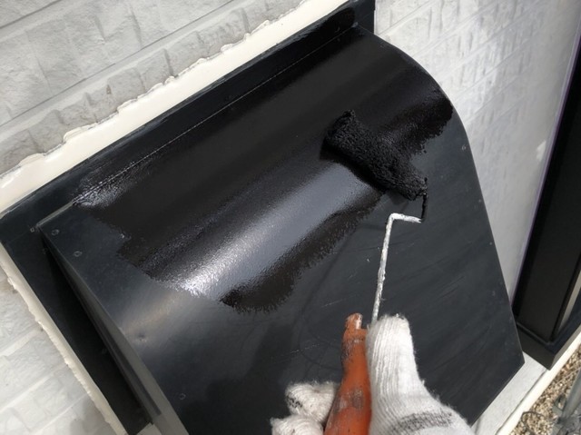 外壁 換気フード塗装 ｻﾋﾞ止め材を塗装します。