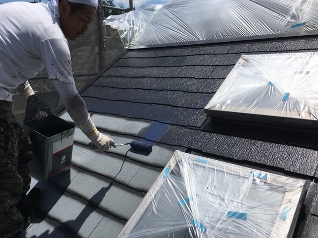 屋根 棟板金塗装・屋根塗装 棟板金の下塗りを行います。 屋根の中塗りを行います。