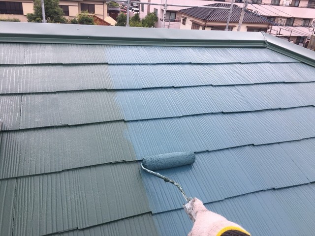 屋根 棟板金塗装・屋根塗装 棟板金・屋根の上塗りを 行います。