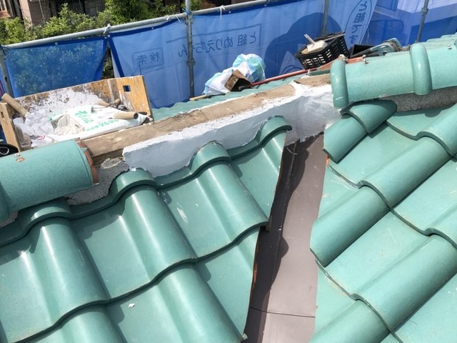 屋根 棟瓦補修 漆喰を施工します。