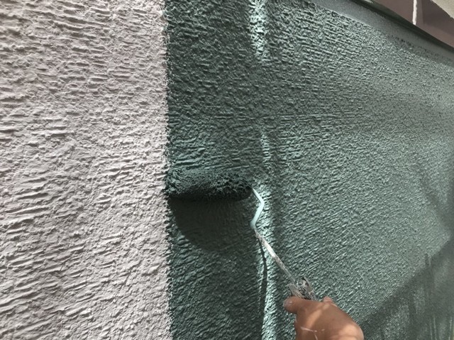 外壁 外壁塗装 中塗りを行います。
