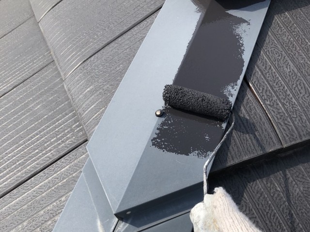 屋根 棟板金塗装 ｻﾋﾞ止め材を塗装します。