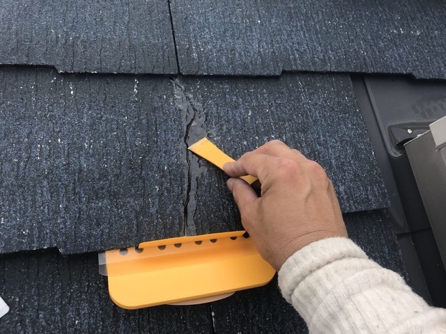 屋根 屋根ｸﾗｯｸ補修 注入した箇所をﾍﾗでならします。 施工完成