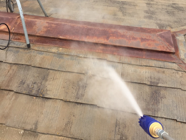 屋根 高圧洗浄で綺麗に 汚れ・埃を落とします