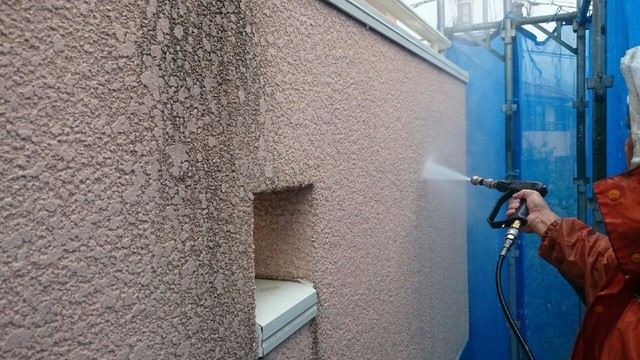 高圧洗浄で外壁の 汚れを洗い流します。
