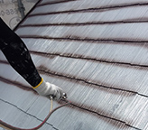 屋根タスペーサーを立てるとカラーベストが割れる為チリ部分を吹付けます。